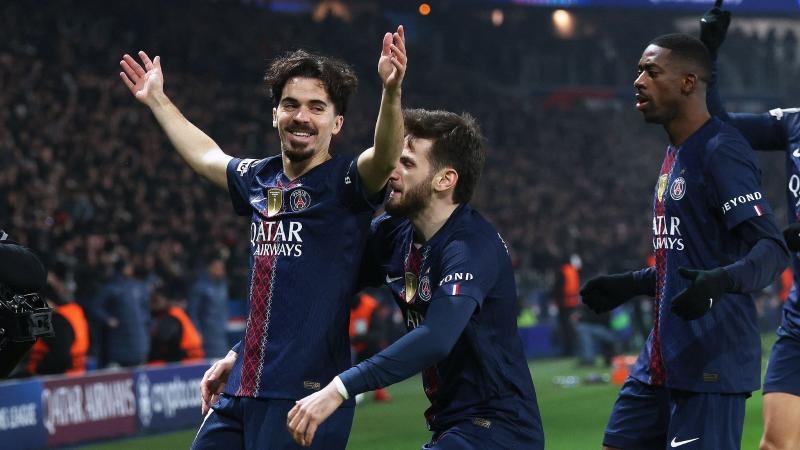 梅西杯开战，梅西和苏亚雷斯现场观战巴萨U16和河床U16的比赛